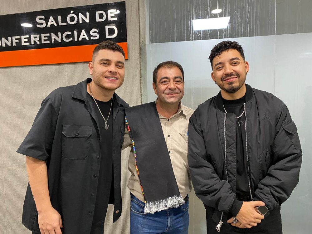 Equipo de ODEION con artistas tras bastidores en un evento en Colombia 4